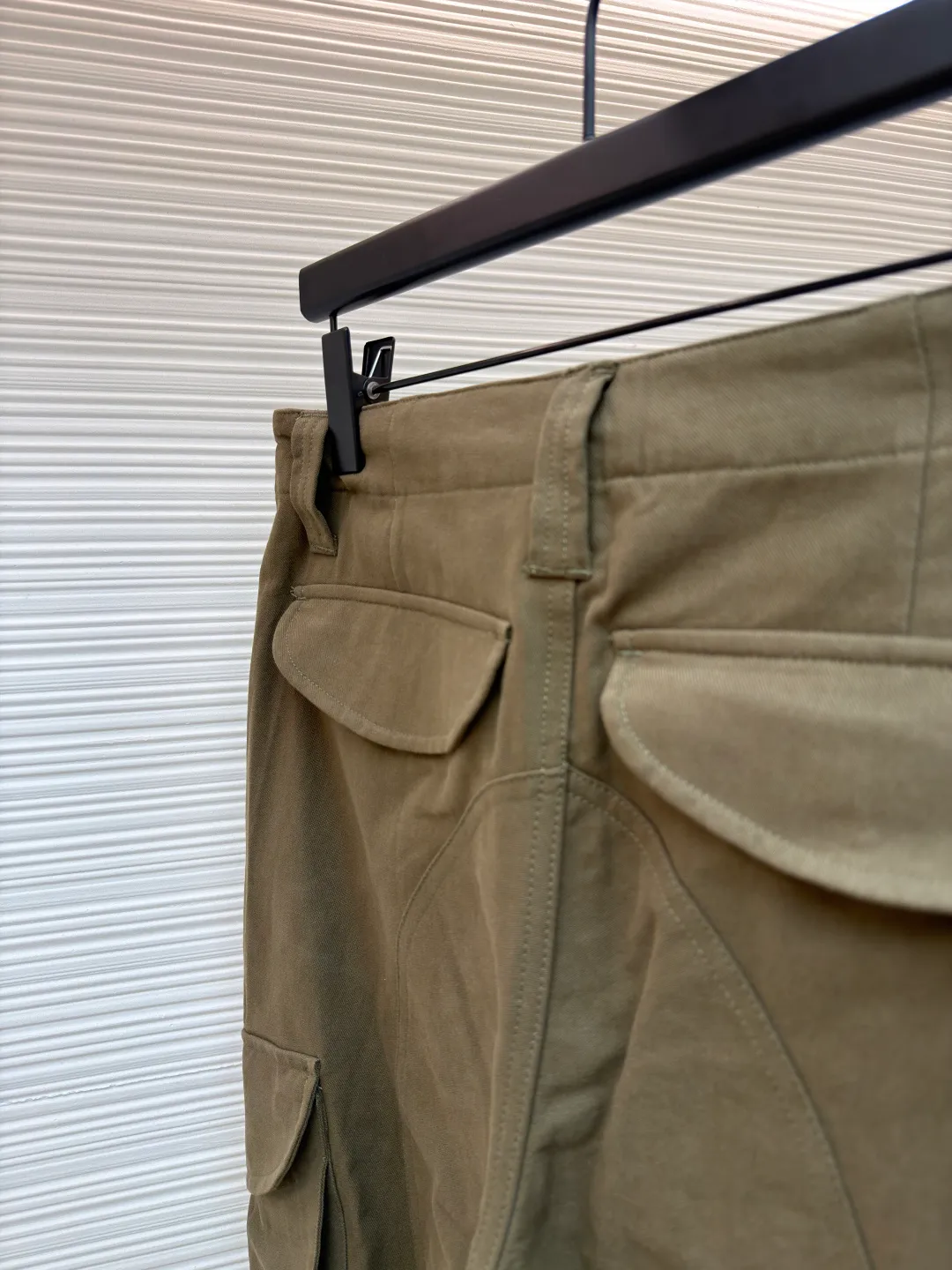 Acne Studios label work trousers ●Original version: Purchased and developed for 5100 ●Item number: 1681397-B20 ●Fabric: Finely woven fine-grain woven fabric ●Technology: Heavy-duty washing and production ●Color: Khaki ●Version: Fitted version ●Weight: about 865g ●Size: S-M-L-XL ●Description: Customized fine-grain woven luxury, excellent texture, comfortable and skin-friendly Khaki green interprets a new level of fashion. It comes from the color of nature. The Acne Studios label is decorated on the pocket to add the finishing touch. It adds brand recognition. It is practical and adds a tough temperament to the workwear style. The toughness is blended with low-key luxury. Showing a casual attitude, the template machine opens the bag. The preset template guides the position, shape and size of the bag opening. The accuracy ensures the quality of the bag opening effect. Heavy-duty washing of cloth batches Heavy-duty washing of cloth batches uses industrialized washing equipment and methods through a combination of physical and chemical means. Improve cleanliness and soft feel. The overall wiring is straight and delicate, the fabric is comfortable and soft, and the color is consistent without color difference. It can be matched with the same style to create a fashionable look and control various occasions. Customized accessories, complete with three standards, same style for men and women!